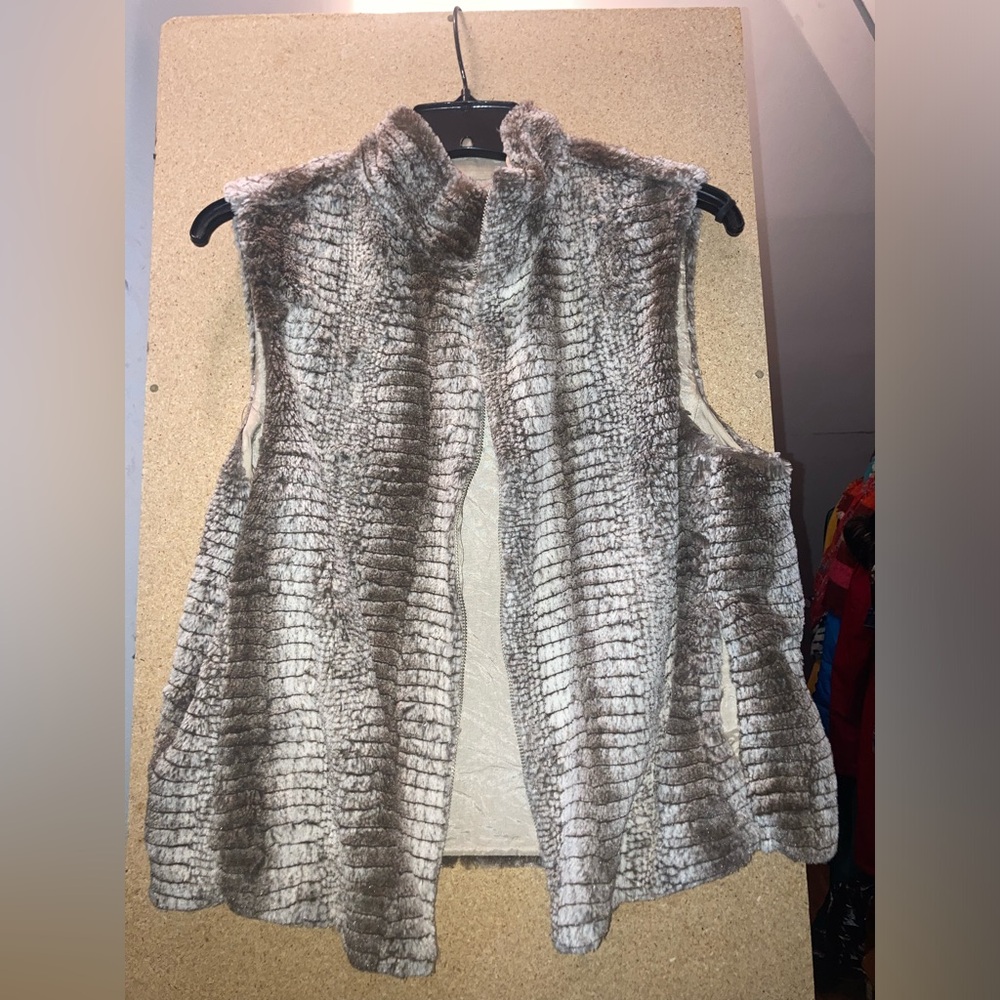 Furry zip up sleeveless vest (size:M)